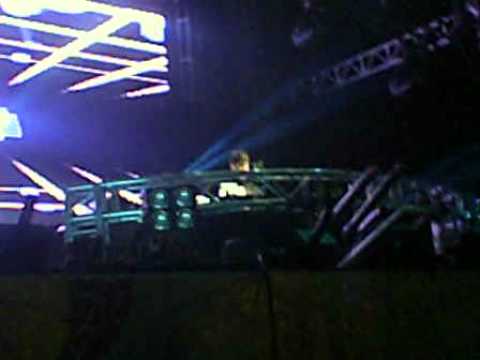 porter robinson drops awesome deadmau5 remix @ ume