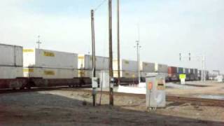 preview picture of video 'BNSF Intermodal at Fresno-Calwa Crossing'