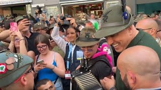Crosetto a Genova canta con gli alpini: «Gli Usa via dalle nostre basi? Dai frutti li riconosceremo»