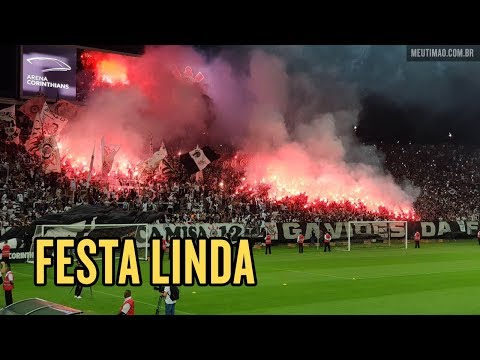 Treino aberto na Arena Corinthians: queima de fogos e torcida cantando