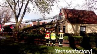 preview picture of video 'Baum stürzt in Lilienthal bei Bremen auf Wohnhaus'