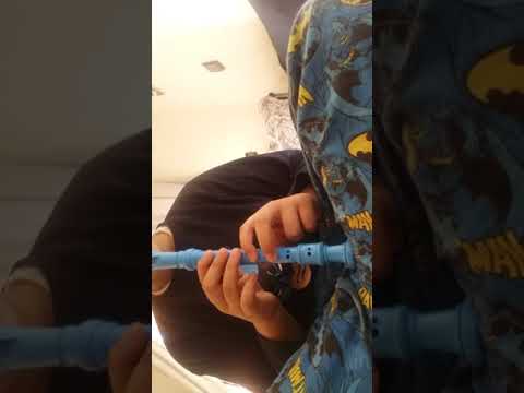 Jhon lennon imagin avec une flûte à bec