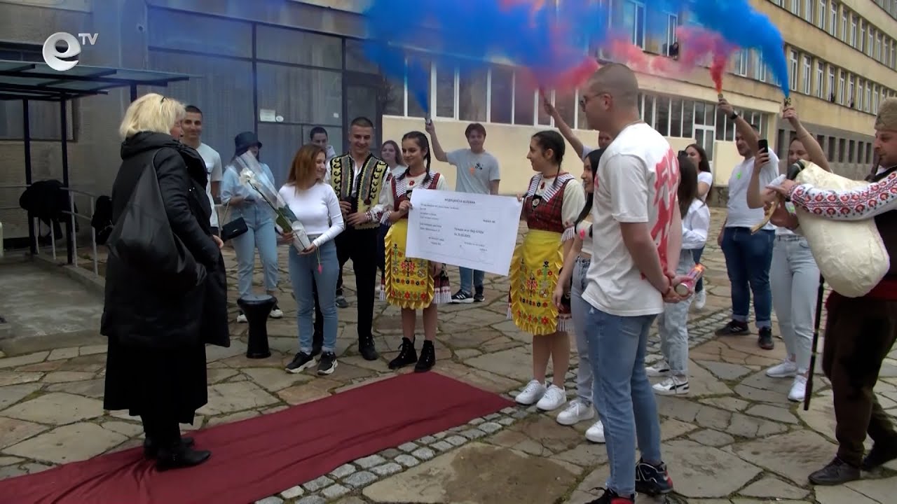 С гайдар и огромна извинителна бележка абитуриенти от Хасково поканиха класния си ръководител на бала