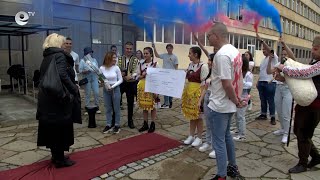 С гайдар и огромна извинителна бележка абитуриенти от Хасково поканиха класния си ръководител на бала