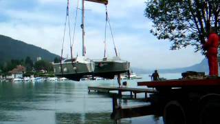 preview picture of video 'Gruttage d'un catamaran au port de Sevrier'
