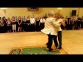 Танцует пожилая пара 