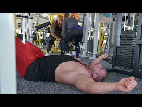 Dennis James zerlegt Adolf. Rückentraining in Walldorf