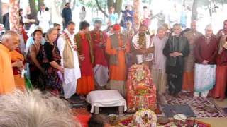 preview picture of video 'Navaratri Havan [Fire Ceremony] BABAJI Ashram Haidakhan Opening Speech India'