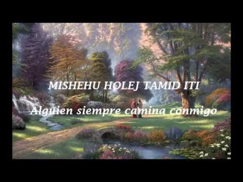 MISHEHU HOLEV TAMID ITI  ALGUIEN CAMINA CONMIGO