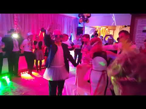 Gorące krzesła na balu. Jezioro Łabędzie. W przebraniach wyłaniamy króla i królową.