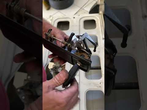 Como arrumar fechadura da tampa traseira da saveiro Trooper