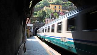 preview picture of video 'Vernazza (Cinque Terre): Trenitalia Intercity passing by.'