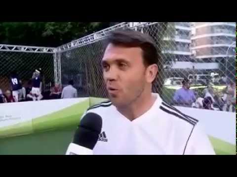 Petkovic fala como foi sua infância "triste e sofrida" em um país Socialista. SQN.