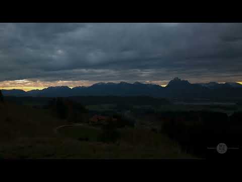 Bewölkter Sonnenaufgang