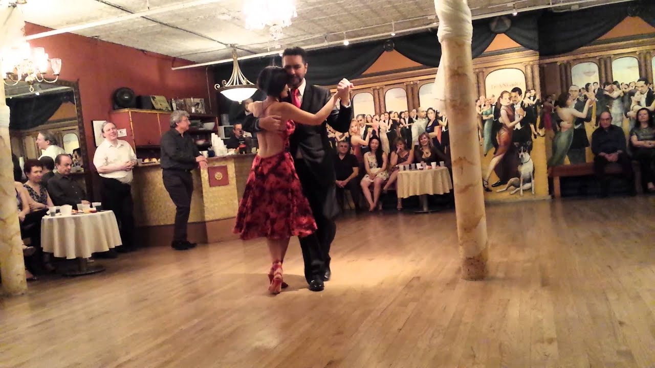 María Olivera & Gustavo Benzecry Saba - Zapatitos de raso