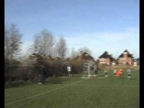 Mooie vrije trap van Matthijs in de wedstrijd GJS F7 - Tricht F5.wmv