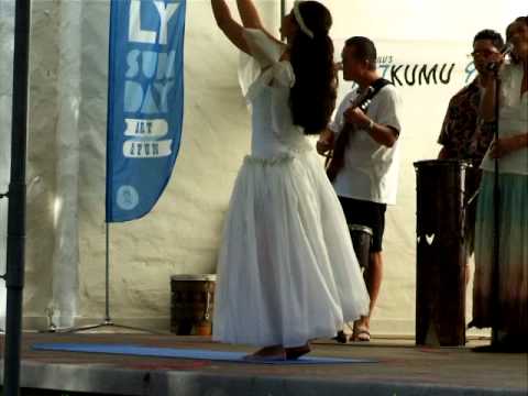 Starr Kalahiki singing for Tunui's Royal Polynesians Hula