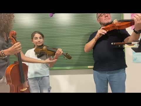 7/10/24: Aprendemos a colocar el primer dedo en cuerda La. Manuel y Paula