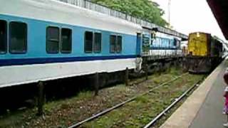 preview picture of video 'Cruzada de Trenes en Campana / Train crossing at Campana'