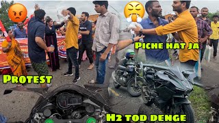 H2 Protest mai fass gayi 😤 Bike par hamla kar diya 😭 Subscribers ko bhech mai ana pada
