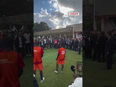 🇫🇷 Emmanuel Macron a fait des passes avec Bassirou Diomaye Faye et Claude Le Roy #shorts