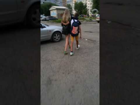 Милфа мастурбирует в машине