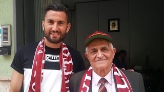 un-tifoso-consegna-una-targa-ricordo-a-coda