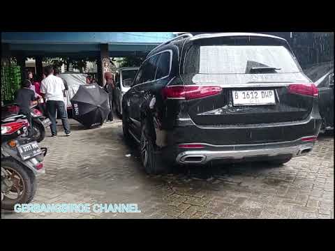 Dewi persik berkunjung ke markas slank