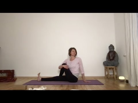 Yoga mit (Lakshmi) Nadine - Back to Basics - Easy Sonnengruß, sitzende Haltungen und Hüftöffnungen