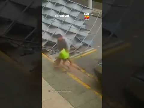 Fachada de loja desaba sobre família com crianças durante ventos fortes em Santos (SP)