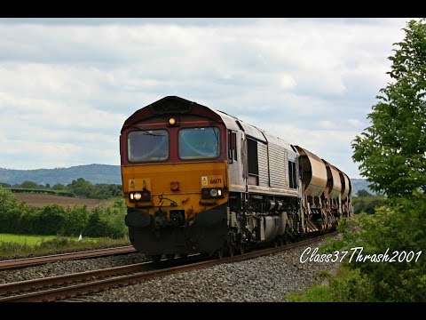 Class 66 no. 66171 passing Tredington crossing 2017