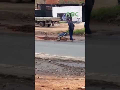 Moradores tapam buracos por conta própria na BR-262