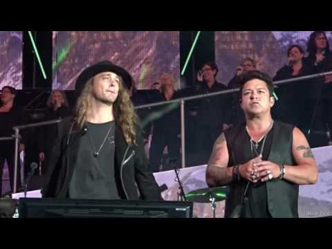 Éric Lapointe et Travis Cormier - Marche seul et frappe aux portes du matin - St-Jean Baptiste 2017