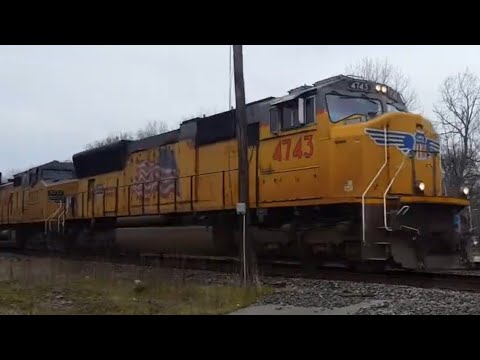 UP 4743 and UP 9737 Lead CSX Q131 through Terre Haute, IN