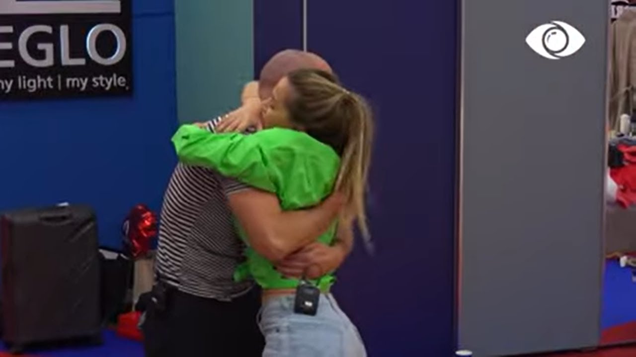 Paqe mes Kristit dhe Oltës? Banorët përqafohen