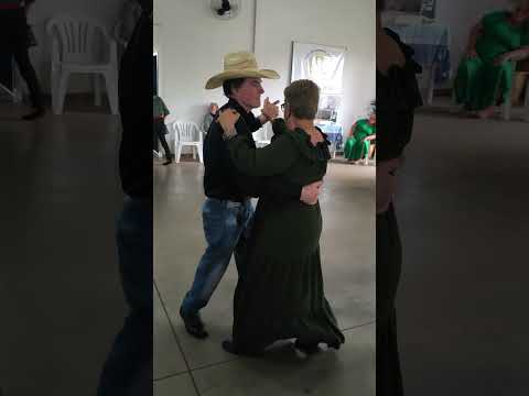 Casal dançando no CCI de Mamborê Paraná só sucesso 27/04/2026
