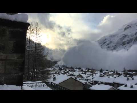 Туристка засне как лавина затрупва село 