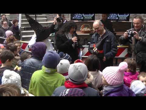 UN POMERIGGIO CON LA BEFANA - PIAZZA COSTITUZIONE PIOMBINO 5/1/2013* (1/20)