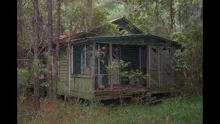 Abandoned House Hidden in The Woods Lot&#39;s Of Stuff Left Behind!