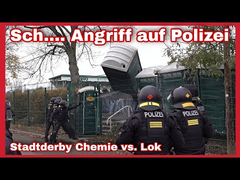 ❌️EKELHAFT‼️Leipziger Fußball-Chaoten werfen Dixiklo auf Polizisten🚓Massiver PFEFFERSPRAYEINSATZ🚨
