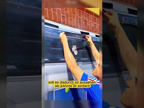 Er dachte, die Garage wäre offen… doch dann blieb sein Auto stecken! 😱🚗😂