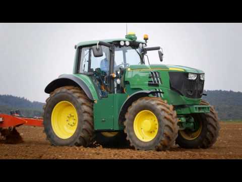 John Deere's electric tractor in action
