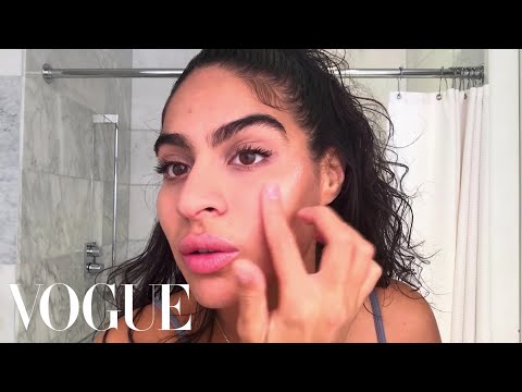 ジェシー・レイズの5分間の「フェイク・アウェイク」美容ルーティン｜美容の秘密｜Vogue (Jessie Reyez’s 5-Minute “Fake Awake” Beauty Routine | Beauty Secrets | Vogue)