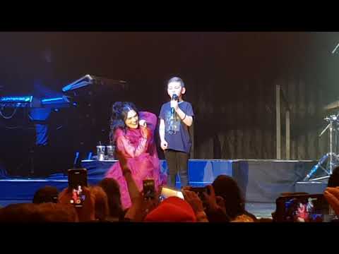 6 year old boy sings "Masterpiece" on stage with Jessie J