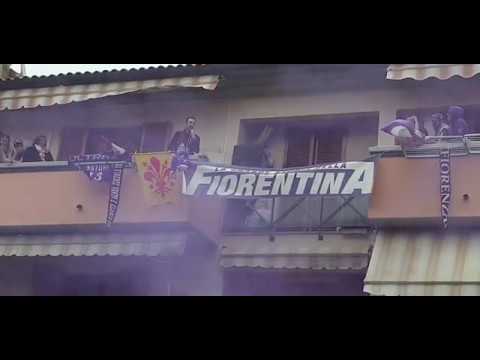 Lorenzo Andreaggi canta dai balconi viola I MAGNIFICI UNDICI di Narciso Parigi