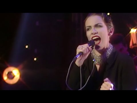 Annie Lennox - Walking On Broken Glass (live vocal) - Top Of The Pops - 13/08/1992