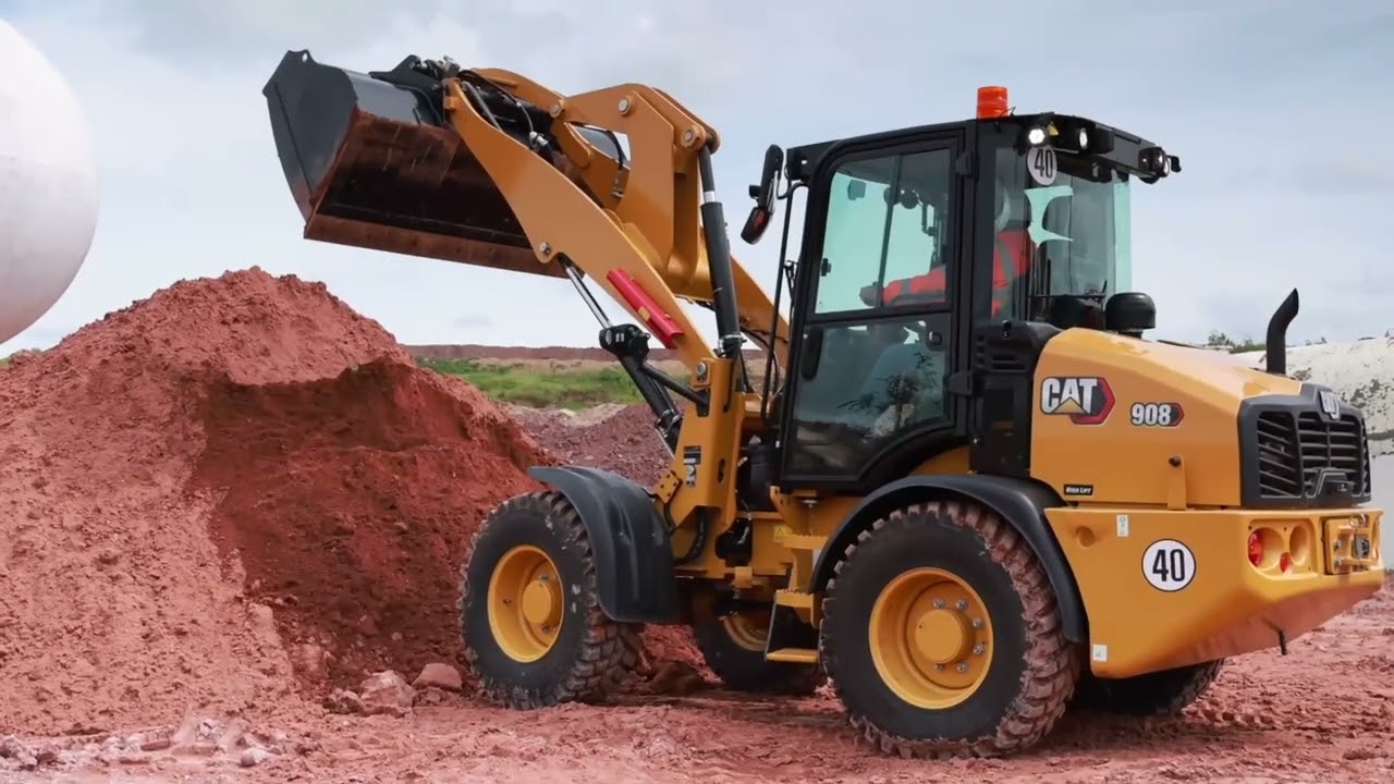 作業現場でのバケット付き908ハイリフト | 次世代CAT®コンパクトホイールローダ