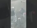 Is deze fietser boos of dronken? Hij moet in ieder geval wat kwijt op deze parkeerplaats | RTV Oost