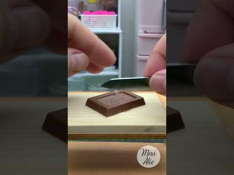 Miniature Food, Cutting Lindt Teddy Bear Bar (02) #minifood #minicooking #tinykitchen