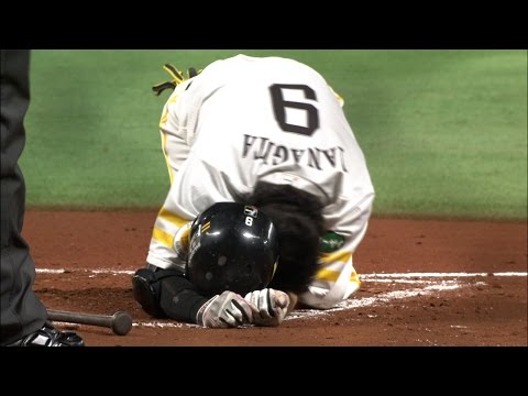 痛すぎる…。腕への死球で福岡ソフトバンク・柳田悠岐が悶絶